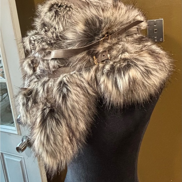 Henri Bendel faux fur scarf with leather trim - Picture 7 of 9